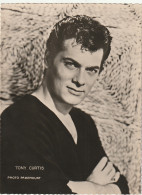 YO 9- PORTRAIT DE TONY CURTIS - PHOTO PARAMOUNT ( 1953 ) - EDIT. P.I. , PARIS - 2 SCANS - Célébrités