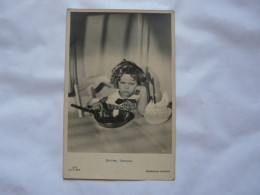 CARTE PHOTO - SHIRLEY TEMPLE Boudeuse Et Dans L'attente De La Ponte D'un Oeuf - Artiesten