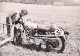 MOTO NORTON 750 ALAIN RENOUF COURSE DE COTE  1972 PLIOTE MORT EN 1974 SUR YAMAHA TZ 350  PHOTO DE PRESSE 13 X 9 CM - Sport