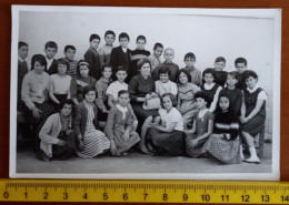 #14  Photo Noir Et Blanc Garçon Fille Photo D’école Photo De Groupe / Boy Girl School Photo Group Photo - Anonymous Persons