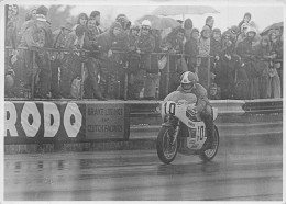 PILOTE GIACOMO AGOSTINI COURSE ANNEE 1974 700CC YAMAHA RACE OF THE YEAR PHOTO DE PRESSE ORIGINALE 18X13CM - Sports