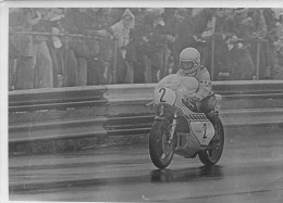 PILOTE MOTO KENNY ROBERTS COURSE ANNEE 1974 700CC YAMAHA RACE OF THE YEAR PHOTO DE PRESSE ORIGINALE 18X13CM - Sports