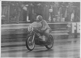 PILOTE  MOTO  TONY RUTTER COURSE ANNEE 1974 YAMAHA 350CC  RACE OF THE YEAR PHOTO DE PRESSE ORIGINALE 18X13CM - Deportes
