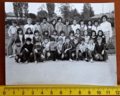 #14  Photo Noir Et Blanc Garçon Fille Photo D’école Photo De Groupe / Boy Girl School Photo Group Photo - Anonymous Persons