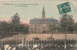 YO 25-(42) ROANNE - LA PLACE DE L' HOTEL DE VILLE LE 14 JUILLET - LA REVUE DES TROUPES - CARTE COLORISEE  - 2 SCANS - Roanne