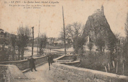 YO 26-(43) LE PUY - LE ROCHER SAINT MICHEL D' AIGUILHE - VUE PRISE DU VIEUX PONT SUR LA BORNE - ANIMATION - 2 SCANS - Le Puy En Velay