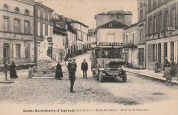 YO Nw30- SAINT BARTHELEMY D'AGENAIS ( 47 ) - ARRIVEE DE L'AUTOBUS ( BERLIET ) , PUB AMER PICON - ANIMATION  - Busse & Reisebusse