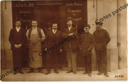 CPA - Photocarte Groupe De 5 Hommes Et 1 Caché Devant Une Vitrine - Non Localisée - Fotografía