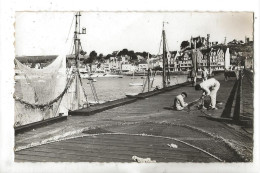 Cancale (35) : La Réparation De Filets De Pêche Sur La Jetée En 1952 (animé) PF. - Cancale