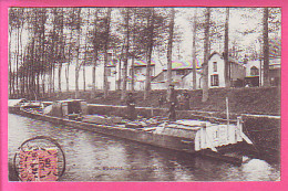 BOURGES CANAL DU BERRY UN CHALAND - CP  ANIMEE -   BATELIER  - SPECTATEURS - Bourges