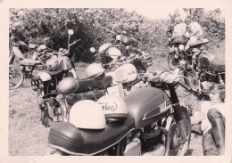 MOTO VANNES 1971 UNE GUZZI V7 SPECIALE 750 ET NORTON 600  PHOTO  ORIGINALE 12X9CM - Sport