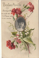 ZA 4- " BONNE ANNEE " - CARTE FANTAISIE GAUFREE  MEDAILLON PORTRAIT - FLEURS : OEILLETS ET MUGUET - ILLUSTRATEUR KLEIN - Klein, Catharina