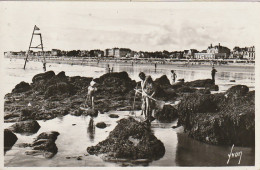 ZA 7-(44) PORNICHET - LA PLAGE VUE DES ROCHERS DE BONNE SOURCE - ANIMATION - PECHE A PIED - 2 SCANS - Pornichet