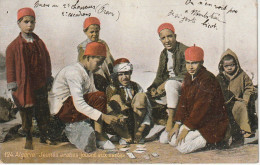 ZA 19-  ALGERIE - JEUNES ARABES JOUANT AUX CARTES - CARTE COLORISEE - 2 SCANS - Afrika