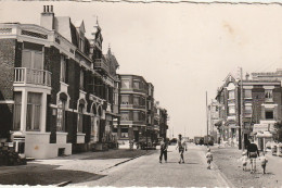 Z+ 1-(59) BRAY DUNES - L' AVENUE CONDUISANT A LA MER - ANIMATION - 2 SCANS - Bray-Dunes