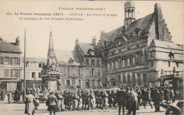 Z+ 8-(60) LA FRANCE RECONQUISE ( 1917 ) - NOYON - LA PLACE D' ARMES - LE PASSAGE DE NOS TROUPES VICTORIEUSES - 2 SCANS - Noyon