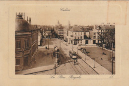 Z+ 10-(62) CALAIS - LA RUE ROYALE - ANIMATION - CAFE LEON - TRAMWAY  - 2 SCANS - Calais