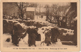 Z+ 11-(63) LES AUVERGNATS CHEZ EUX - SOUS LA NEIGE , RAMASSAGE DU BOIS MORT - EDIT. DUVAL BATTU , TAUVES  - 2 SCANS - Auvergne Types D'Auvergne