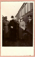 Foto/Cartolina Ricordo Sacerdote Con Un Gruppo Di Militari In Stazione - Non Viaggiata - Guerre 1939-45
