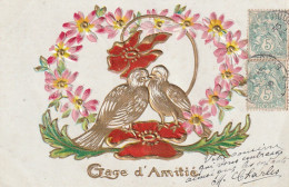 Z++ 1- " GAGE D' AMITIE " - CARTE FANTAISIE GAUFREE - COUPLE D' OISEAUX AVEC ARABESQUE DE FLEURS - DORURE - 2 SCANS - Altri & Non Classificati