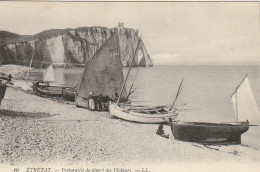 Z++ 5-(76) ETRETAT - PREPARATIFS DE DEPART DES PECHEURS - ANIMATION - BARQUES - 2 SCANS - Etretat