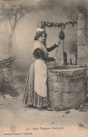 Z++ JEUNE PAYSANNE PROVENCALE - JEUNE FEMME TIRANT DE L' EAU AU PUITS , TENUE TRADITIONNELLE - 2 SCANS - Personen