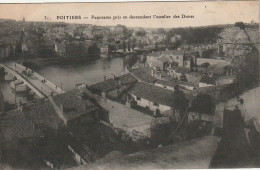 Z++ 18-(86) POITIERS - PANORAMA PRIS EN DESCENDANT L' ESCALIER DES DUNES - 2 SCANS - Poitiers