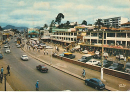 Z++ 31- YAOUNDE ( CAMEROUN ) - VUE SUR LE MARCHE - ANIMATION - CARTE COULEURS - 2 SCANS - Camerun