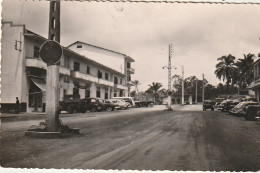 Z++ 31- YAOUNDE ( CAMEROUN ) - CENTRE COMMERCIAL - AUTOMOBILES - 2 SCANS - Camerún