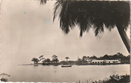 Z++ 31- KRIBI ( CAMEROUN ) - VUE SUR LA DOUANE - 2 SCANS - Camerun