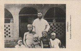 Z++ 32-( CAMEROUN ) - EVANGELISTE DE FOUMBAN ET SA FAMILLE - 2 SCANS - Andere & Zonder Classificatie