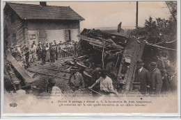 VILLEPREUX LES CLAYES : 18 Juin 1910 - Devant Le Passage à Niveau N°3, La Locomotive Du Train Tamponneur - Très Bon état - Villepreux