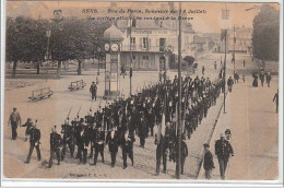 SENS : Rue De Paris, Souvenir Du 14 Juillet - Le Cortège Officiel Se Rendant à La Revue - état - Sens