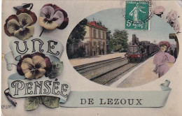 Z+ Nw-(63) UNE PENSEE DE LEZOUX - CARTE FANTAISIE - GARE AVEC LOCOMOTIVE VAPEUR - FLEURS PENSEES - Lezoux