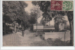 PUY LAROQUE : Fontaine Et Route De Caussade - Très Bon état - Autres & Non Classés