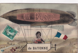 Z+ Nw-(64) UN BAISER DE BAYONNE - JEUNE FEMME DANS AERONEF - Bayonne