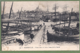 CPA  - BOUCHES DU RHONE - MARSEILLE - VIEUX PORT ET NOTRE DAME DE LA GARDE - Animation, Barques De Pêche à Quai - Old Port, Saint Victor, Le Panier