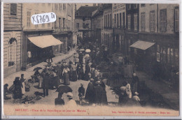 SAULIEU- PLACE DE LA REPUBLIQUE UN JOUR DE MARCHE - Saulieu