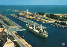 Ouistreham Riva Bella - Vue D'ensemble Du Port , Entrée D'un Bateau Dans Le Grand Sas - Ouistreham