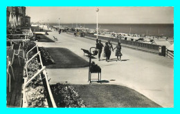 A851 / 339 14 - CABOURG Promenade Et La Plage - Cabourg