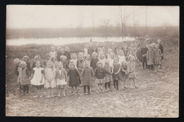 Foto AK "WM" Gruppe Mädchen Klasse Lehrer Natur Am Teich, Beschriftet Ohne Datum - Altri & Non Classificati