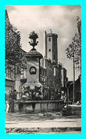 A843 / 581 12 - MILLAU Place Du Maréchal Foch Fontaine Et Beffroi - Millau