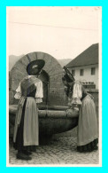 A840 / 667  Folklore Femme à La Fontaine - Vestuarios