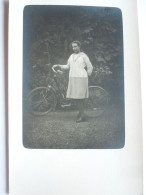 Carte Photo    Femme Avec Vélo Bicyclette       CP240243 - Sin Clasificación