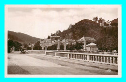 A864 / 015 63 - LA BOURBOULE Roche Des Fées Et Les Hotels - La Bourboule