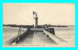 A865 / 275 50 - CHERBOURG La Jetée Et Les Navires De Guerre ( Phare ) - Cherbourg