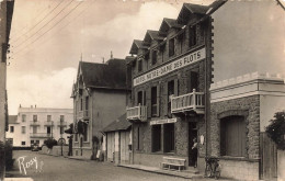 Le Croisic * Rue Et Hôtel Notre Dame Des Flots * Café Bar - Le Croisic