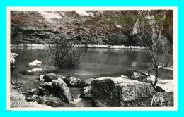 A861 / 163 84 - FONTAINE DE VAUCLUSE Naissance De La Source Et Roches Argentées - Autres & Non Classés