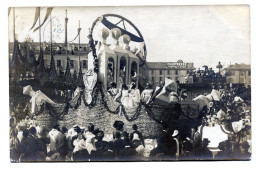 Carte Photo D'un Défilé De Chars Décorer Dans Les Rue D'une Ville En 1908 - Personnes Anonymes