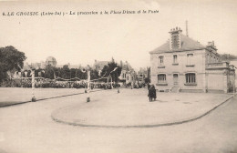 Le Croisic * La Procession à La Place Dinan Et La Poste * Villageois Enfants - Le Croisic